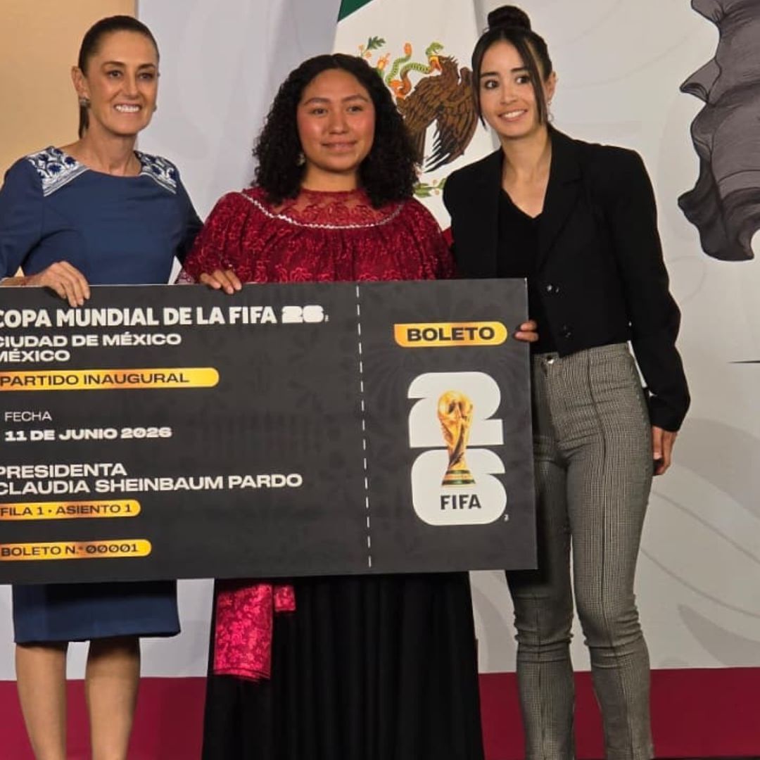 Sheinbaum entrega boleto del Mundial.
