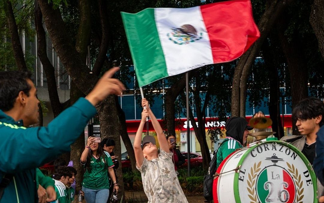 Aficionados de la Selección Mexicana en el Ángel de la Independencia, durante el “Banderazo Mexicano”,  el 29 de junio. Foto: Cuartoscuro