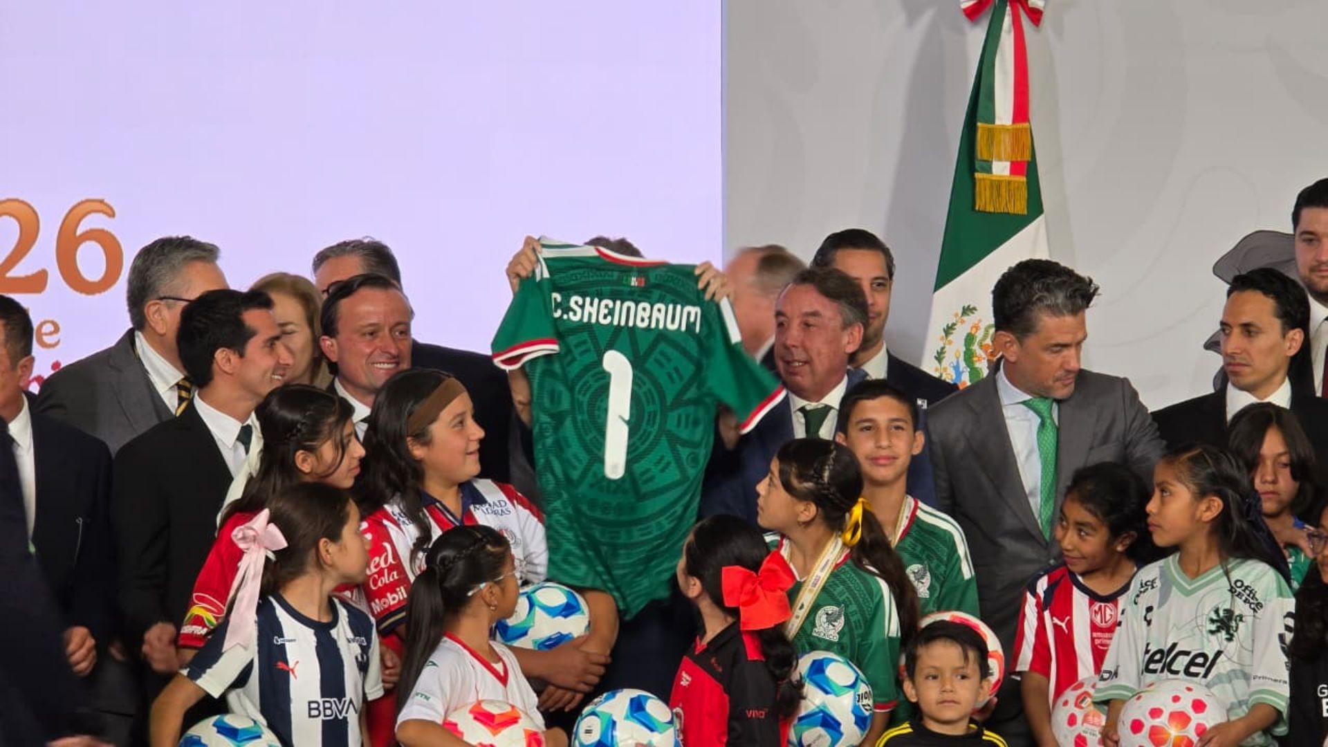 Sheinbaum con playera de la Selección Mexicana de Futbol
