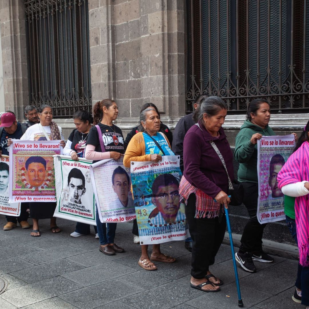 Padres de los normalistas de Ayotzinapa en Palacio Nacional
