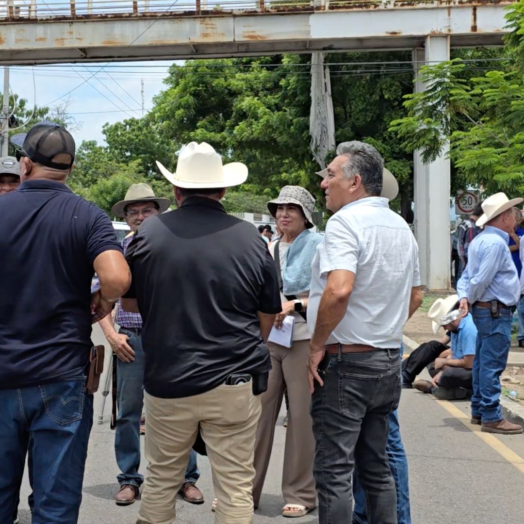 Los agricultores cerraron totalmente la circulación en la Calzada Aeropuerto.