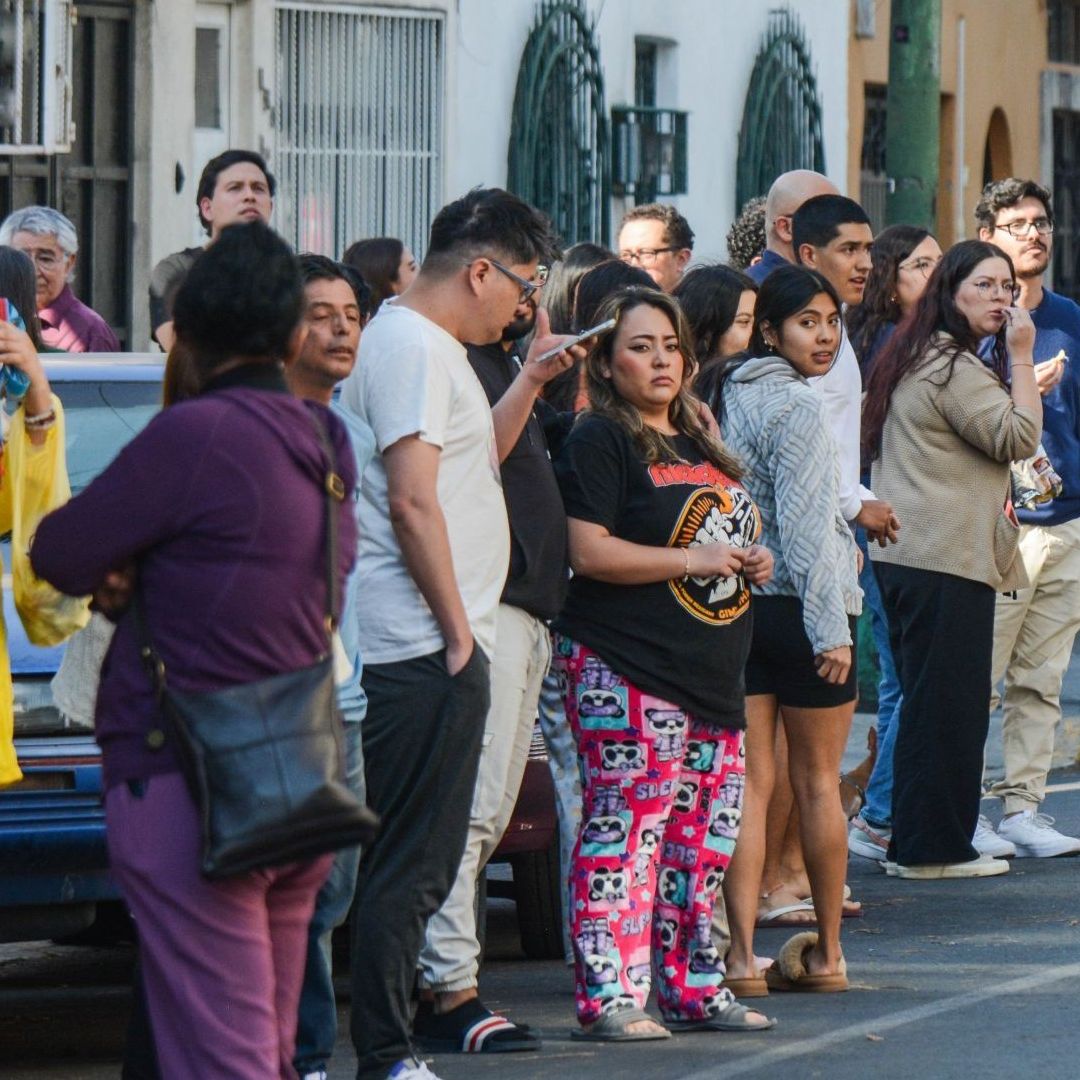 Personas salen a las calles por sismo en CDMX