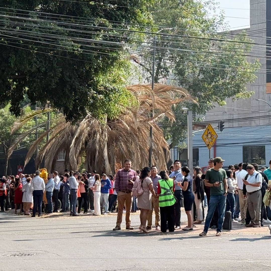 Personas salen a la calle por sismo en México