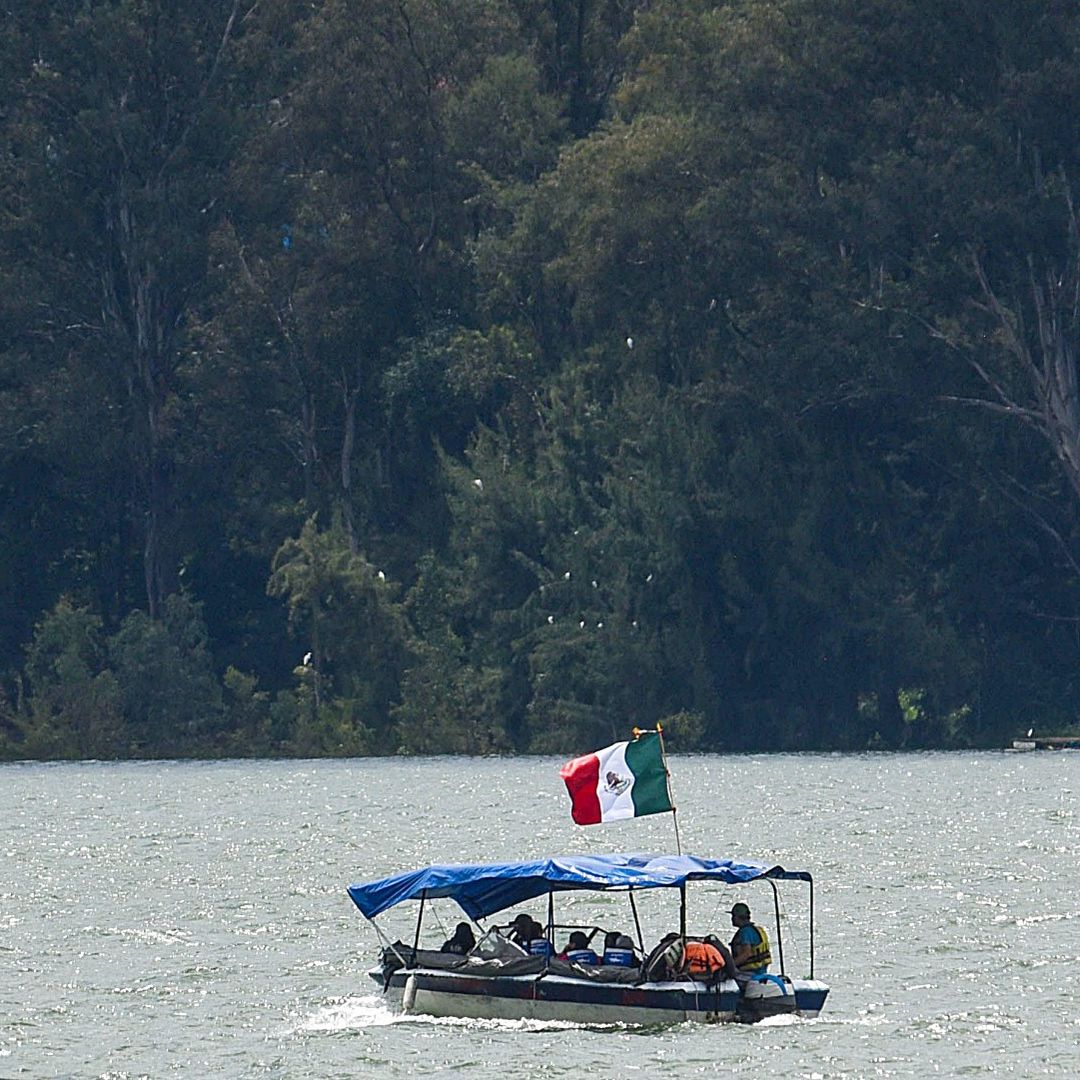 Turismo en el embarcadero de la presa de Valle de Bravo, que pertenece al Sistema Cutzamala, en octubre 2025. Foto: Cuartoscuro | Archivo