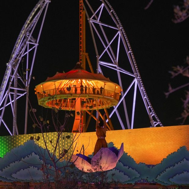 Montaña rusa en parque Six Flags