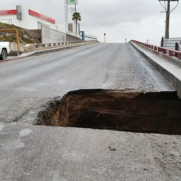 Cierran Puente Entre Terrazas del Valle y Ejido Francisco Villa por Socavón en Tijuana