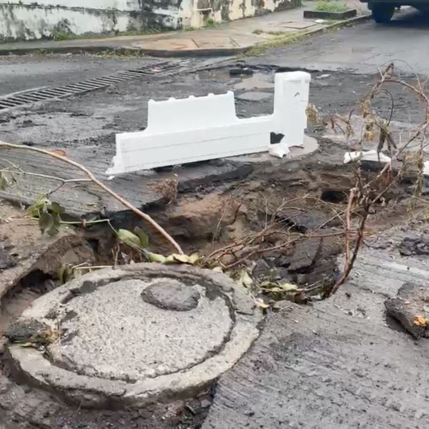 Vehículo cae en socavón de CAB en Boca del Río. Foto: N+