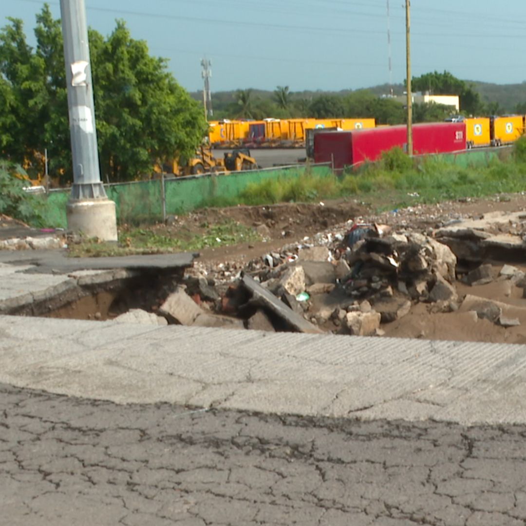 Socavón Causa Afectaciones en Calles de Fraccionamiento de la Zona Norte de Veracruz