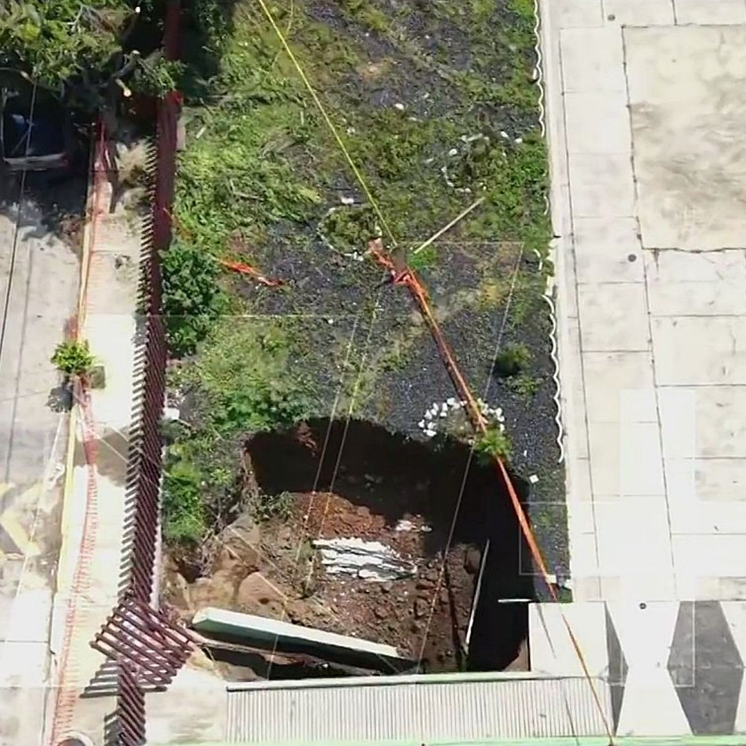 Así se ve desde el aire el enorme socavón que se abrió en el deportivo Gertrudis Sánchez. Foto: Captura de pantalla