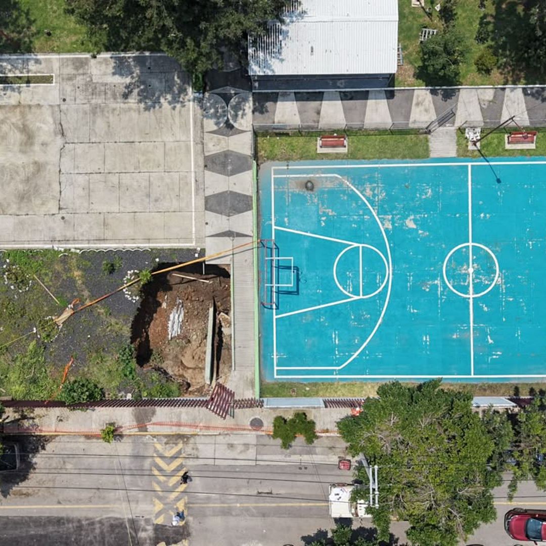 Así se ve desde el aire el enorme socavón que se abrió en el deportivo Gertrudis Sánchez. Foto: N+