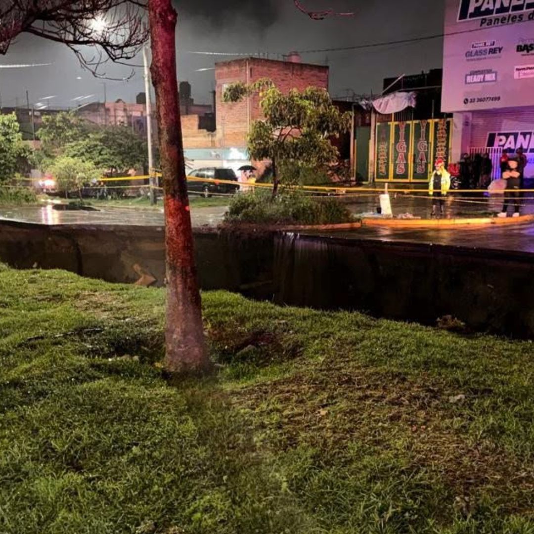 Lluvias originaron un enorme socavón en Tonalá, Jalisco