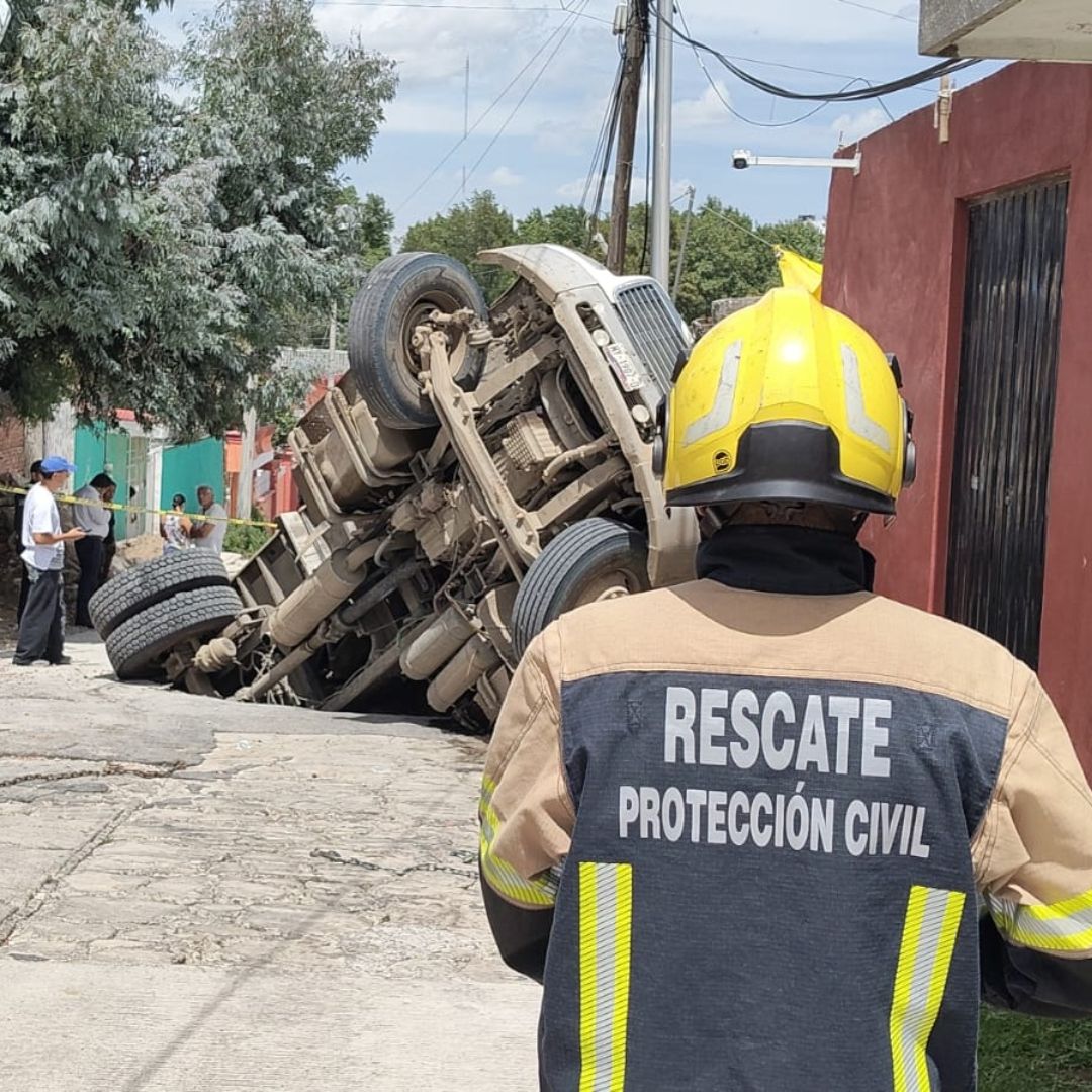 Protección Civil atiende emergencia por hundimiento de un camión.