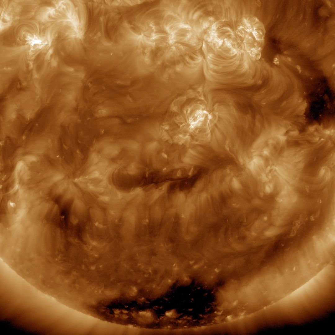 El Sol lanzó 3 llamaradas fuertes; advierten por tormenta solar