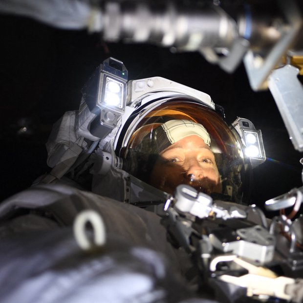 Sophie Adenot durante una caminata espacial