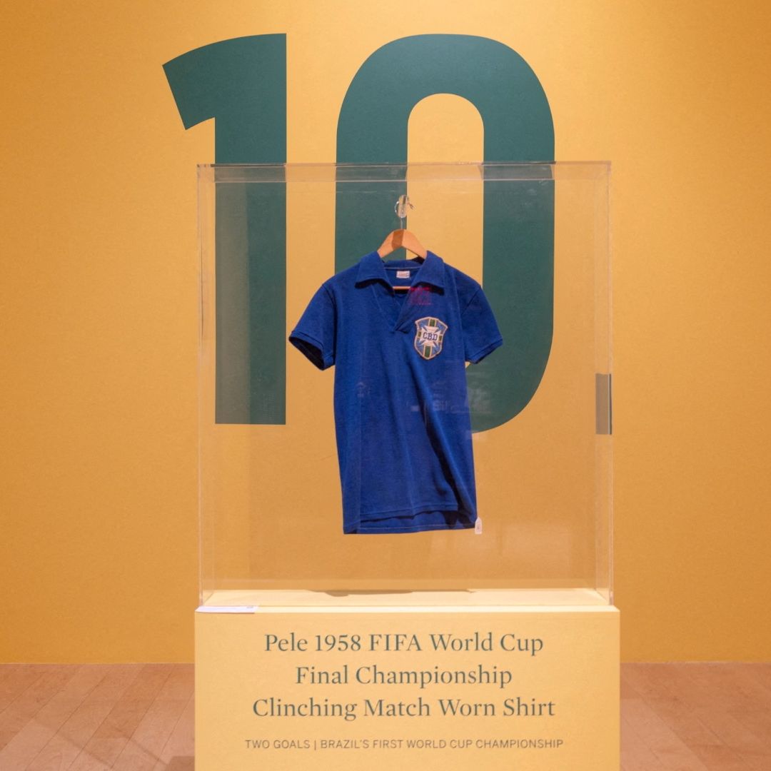 La mítica playera azul con el número 10 que utilizó Pelé en el Mundial de 1958 fue subastada en Nueva York