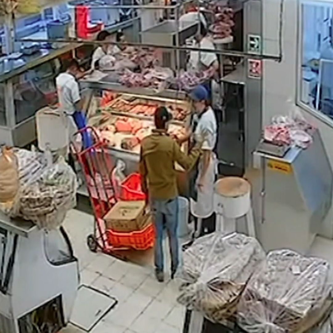 Hombre se hace pasar por funcionario de alcaldía Cuauhtémoc para estafar a locatarios de mercado.
