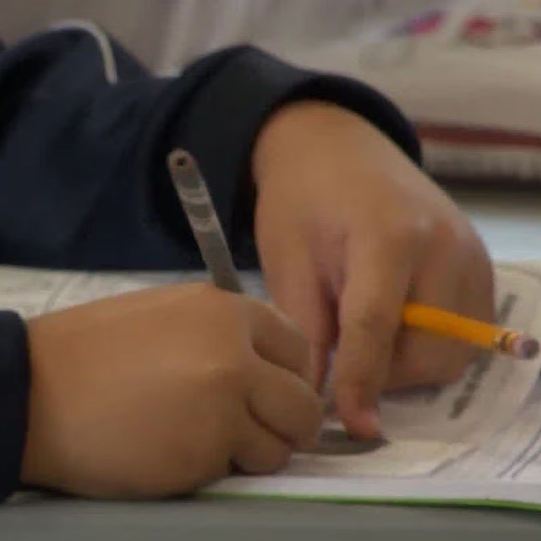 Niño escribiendo