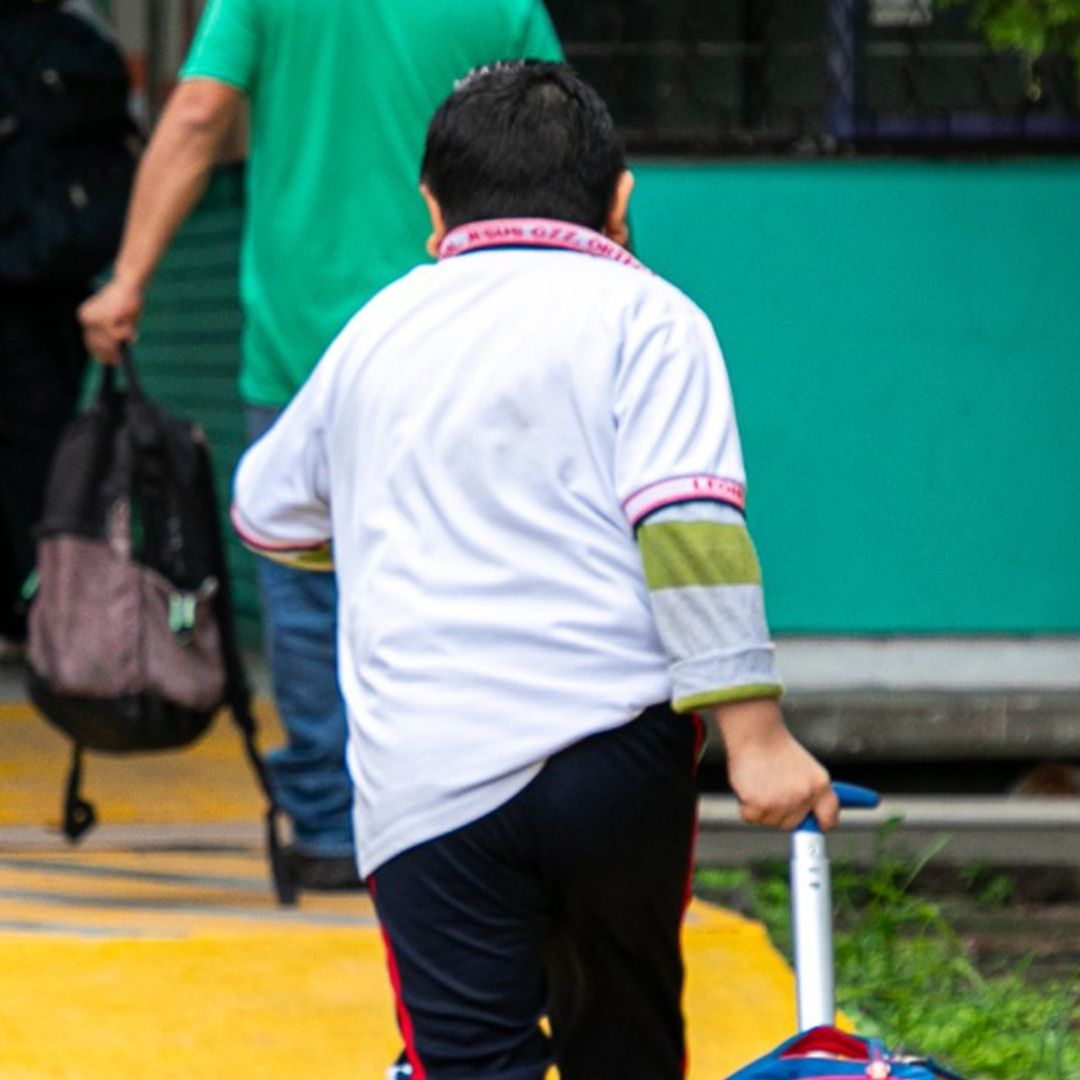 Niño de camino a la escuela