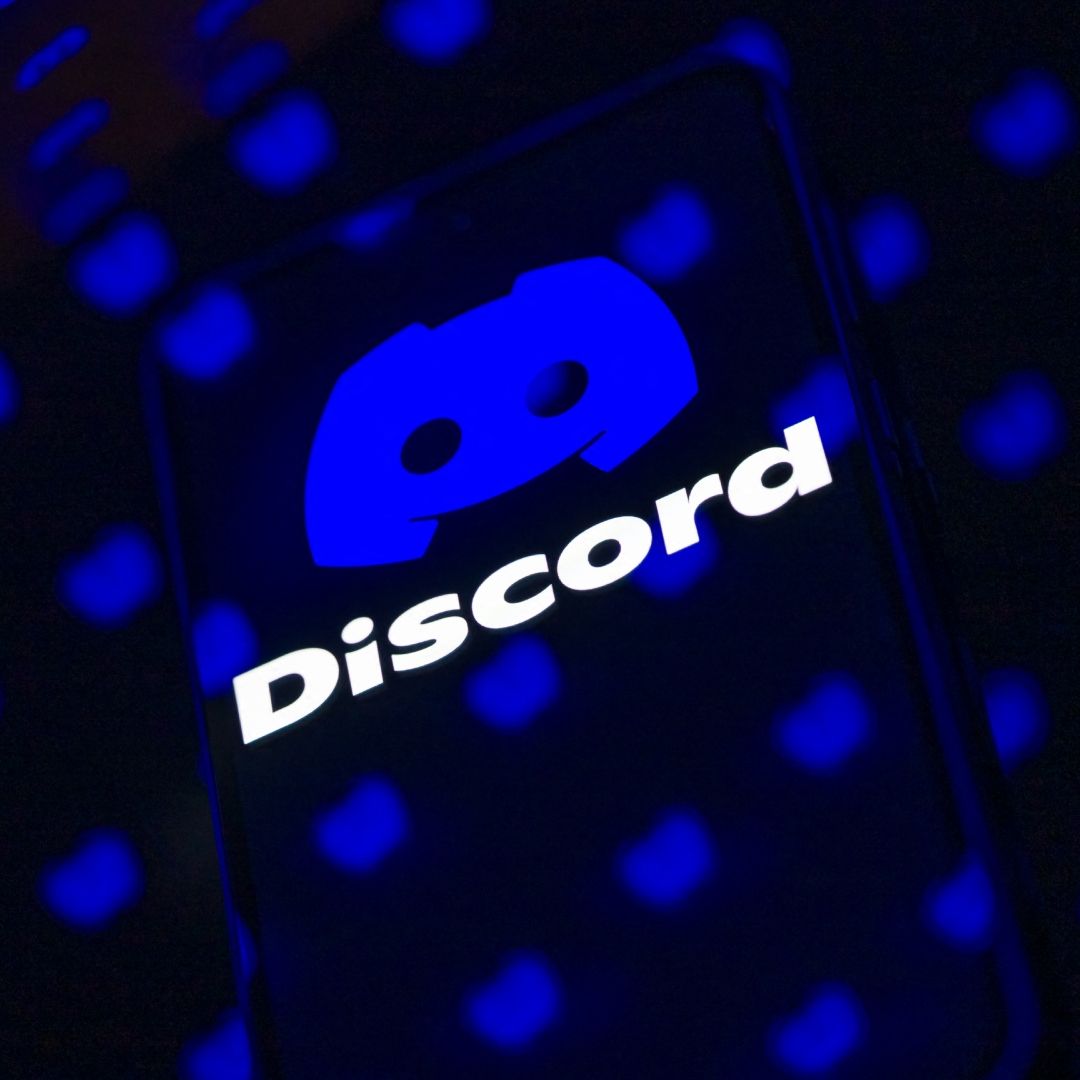 Logotipo de Discord aparece en la pantalla de un teléfono móvil