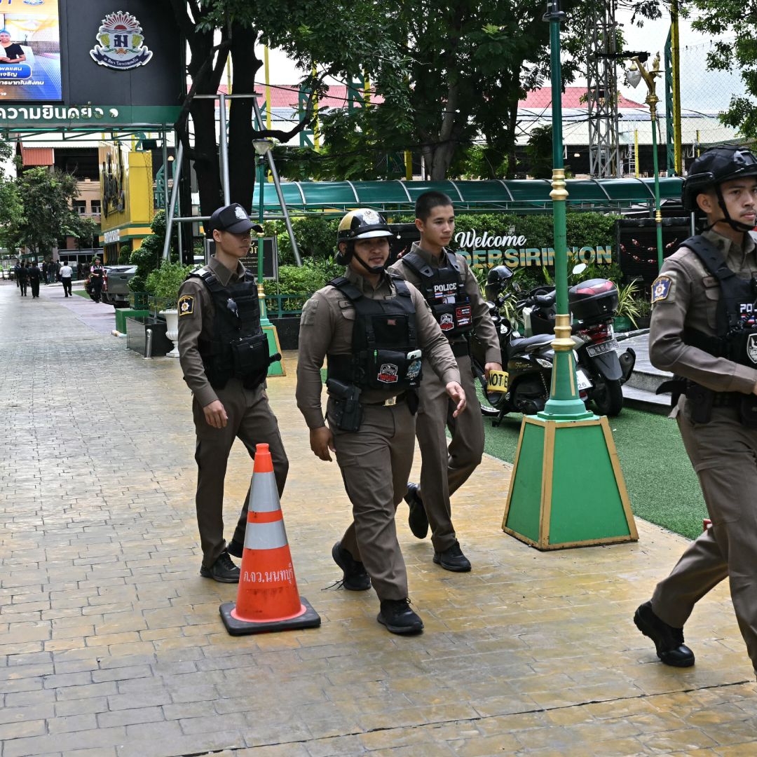 Elementos de la Policía de Tailandia recorren la escuela donde ocurrió un tiroteo