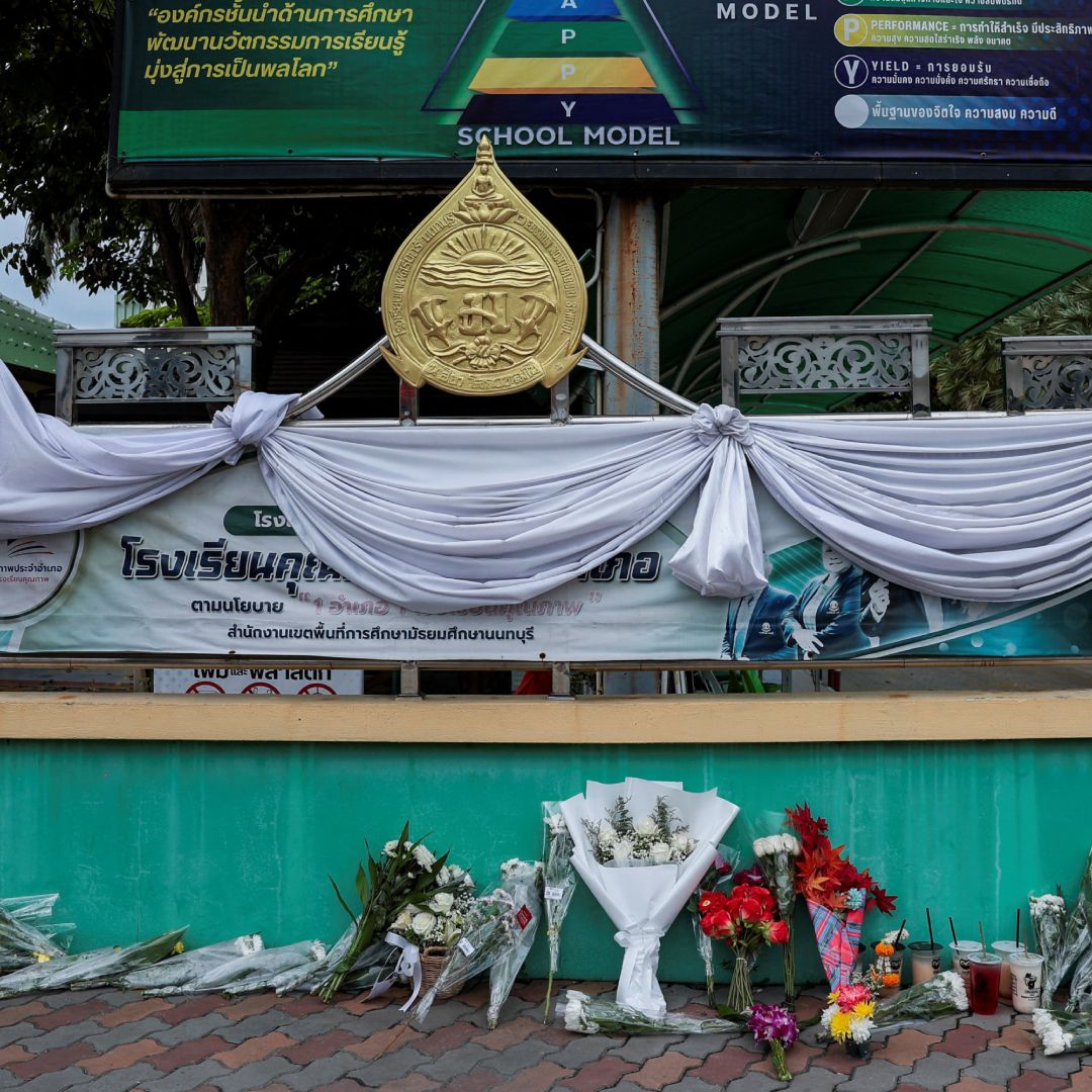Ofrendas colocadas a las afueras de la escuela secundaria donde ocurrió un tiroteo en Tailandia