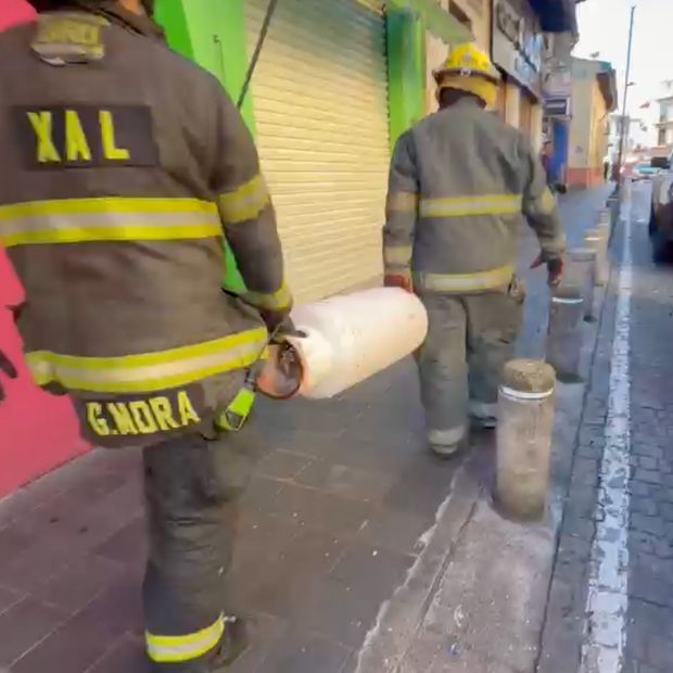 Retiran tanque de gas con fuga en establecimiento del centro de Xalapa.
