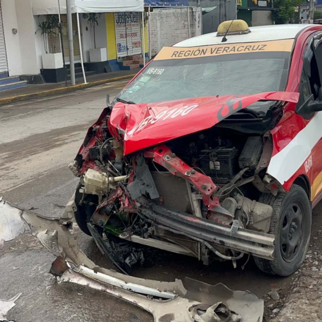 Taxi queda severamente dañado tras ser arrollado por tren en Veracruz