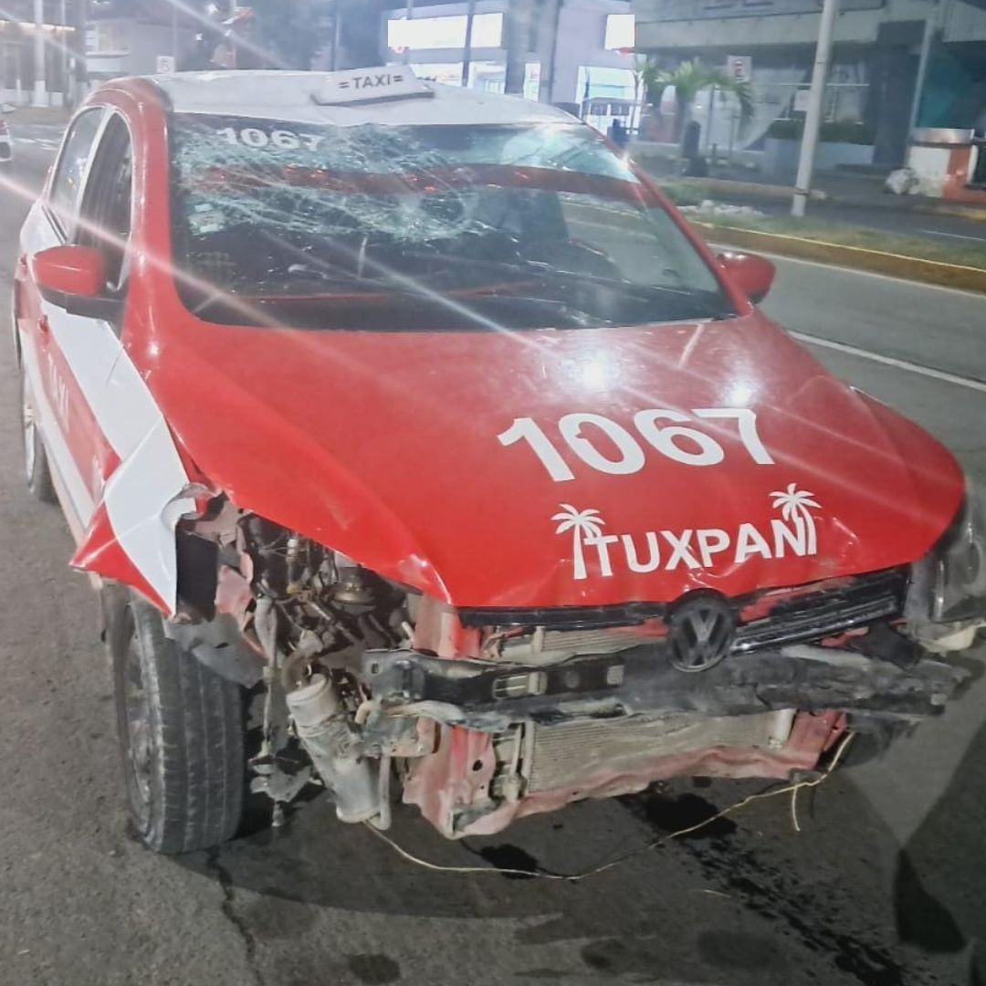 Taxista Choca Contra Postes en Tuxpan; Presuntamente se Quedó Dormido al Volante