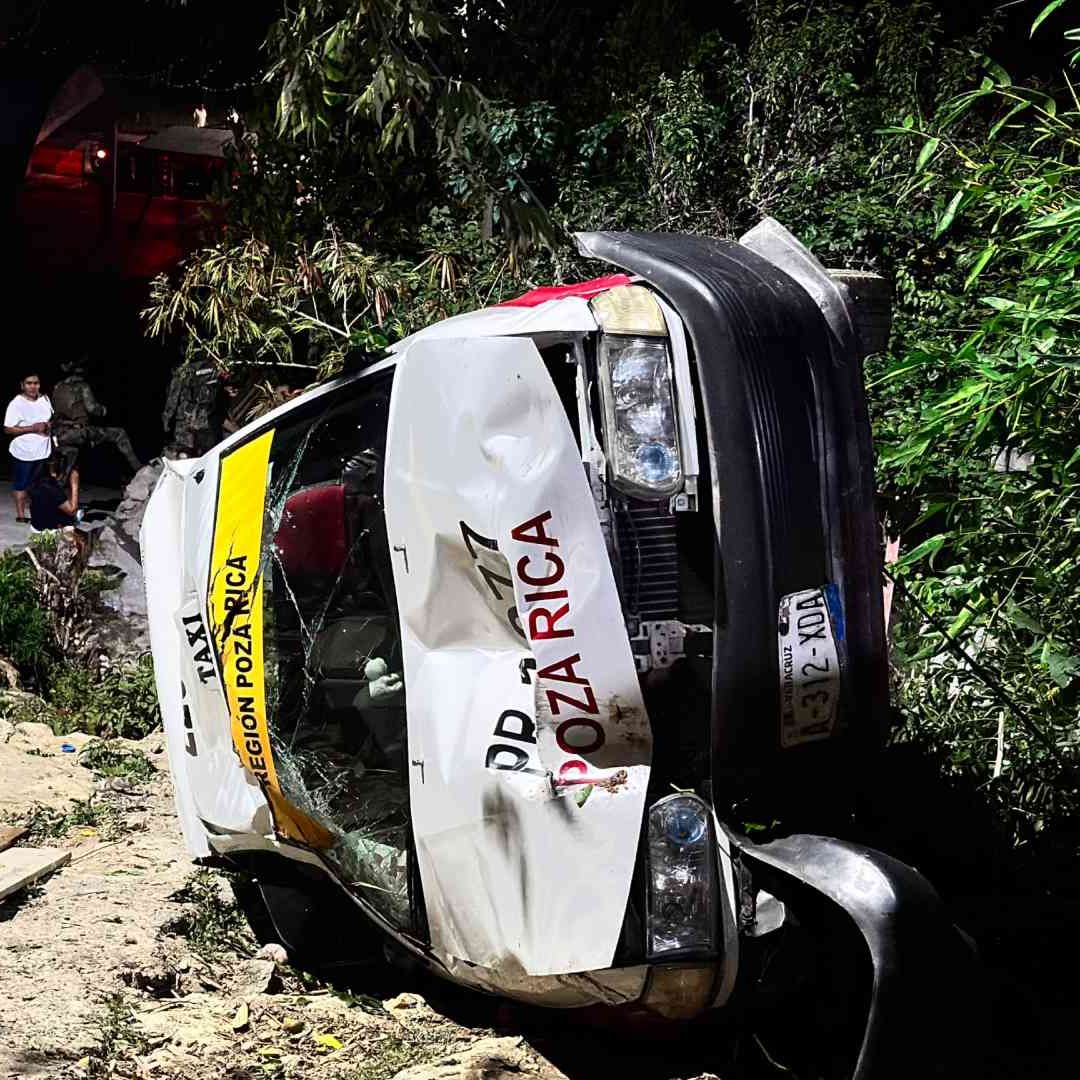 Conductor de taxi resulta lesionado tras volcar y caer en una barranca en la zona norte de Veracruz
