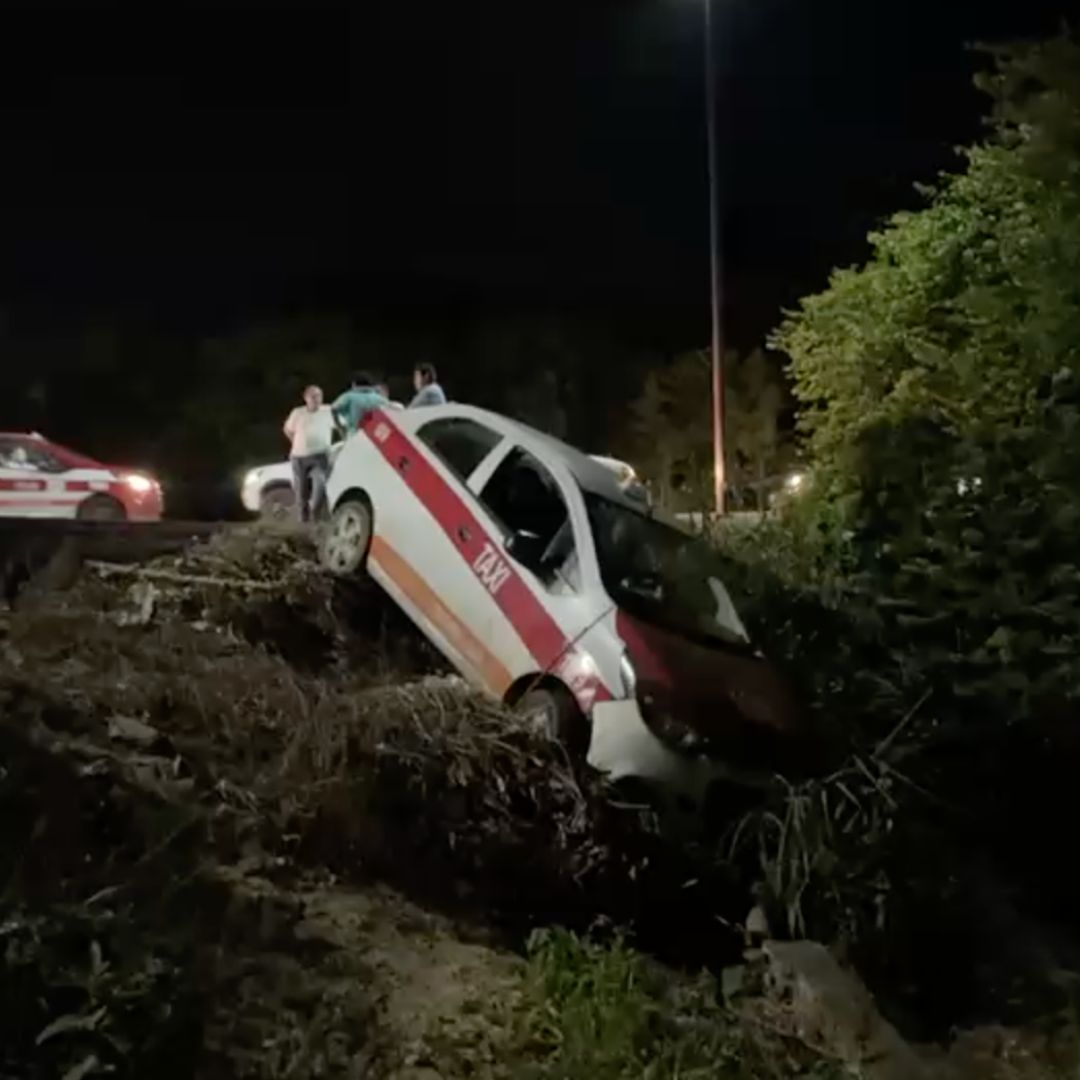 Taxista Queda a Punto de Caer de Barranco tras Esquivar a un Perro en Tuxpan
