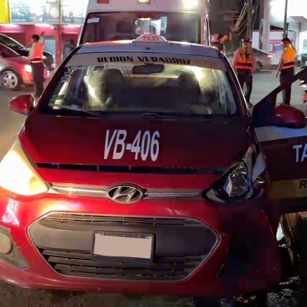 Taxista y Motociclista Terminan Heridos al Ser Impactados por Coche en Veracruz