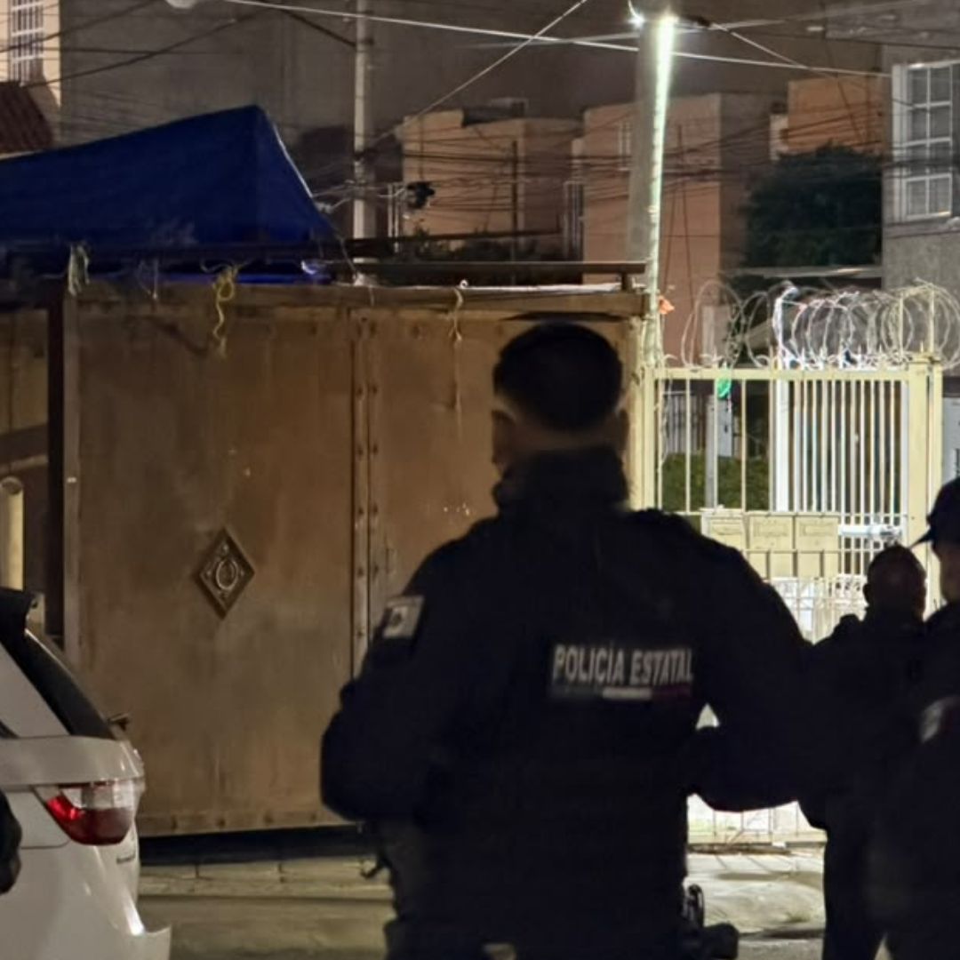 Un sujeto se atrinchero con su familia en una casa en Tecámac