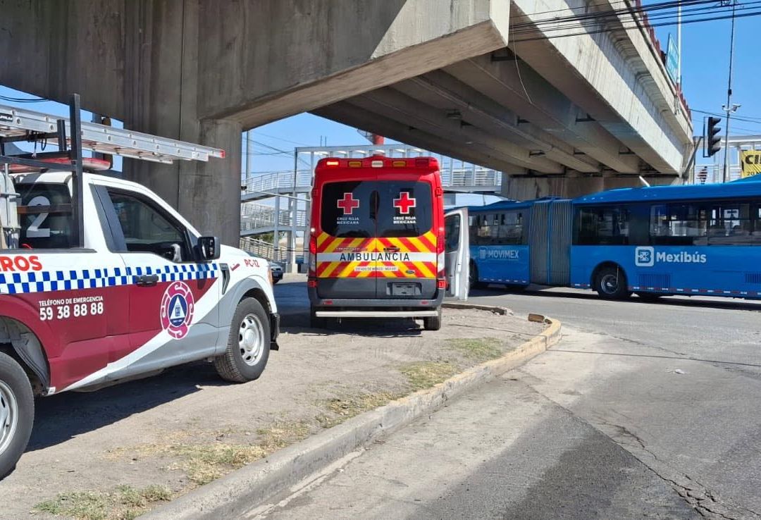 Ambulancia y unidad de Protección civil durante movilización en Tecámac el 4 de abril 2026.