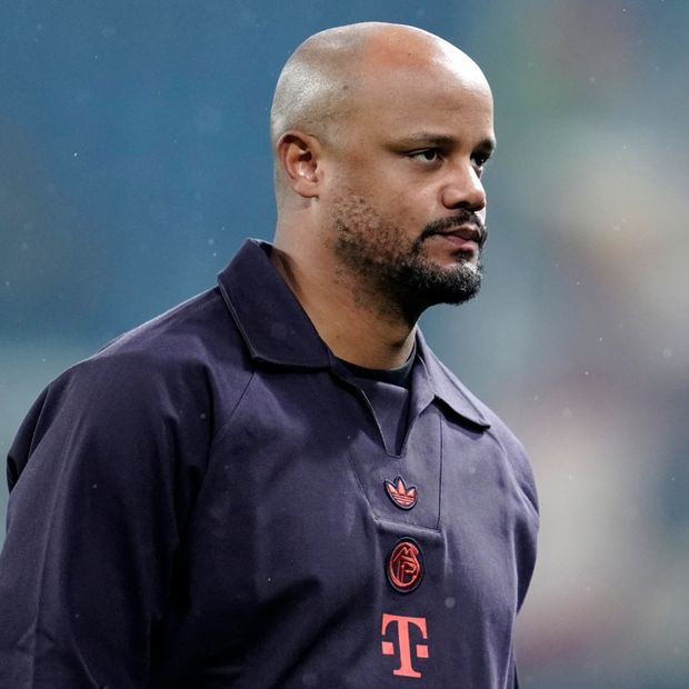 El entrenador Vincent Kompany llevaba varios días sintiéndose mal, hasta que colapsó.