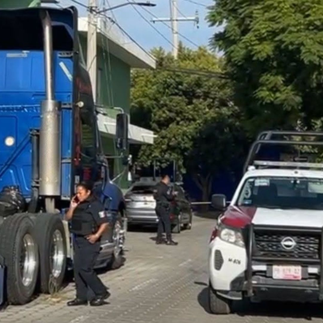 Explosivo en Tehuacán causa daños a automóvil.