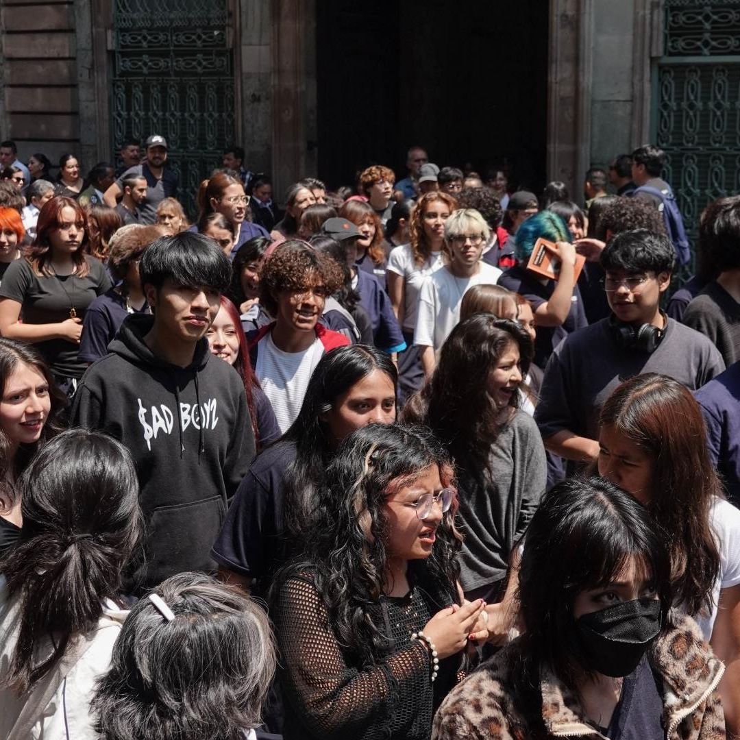 Desalojo por sismo sobre la calle de Donceles, en el Centro Histórico, CDMX