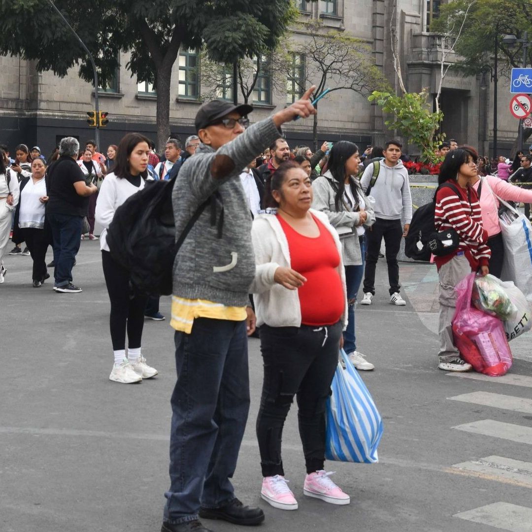 Personas desalojan edificios en el Zócalo de CDMX por sismo