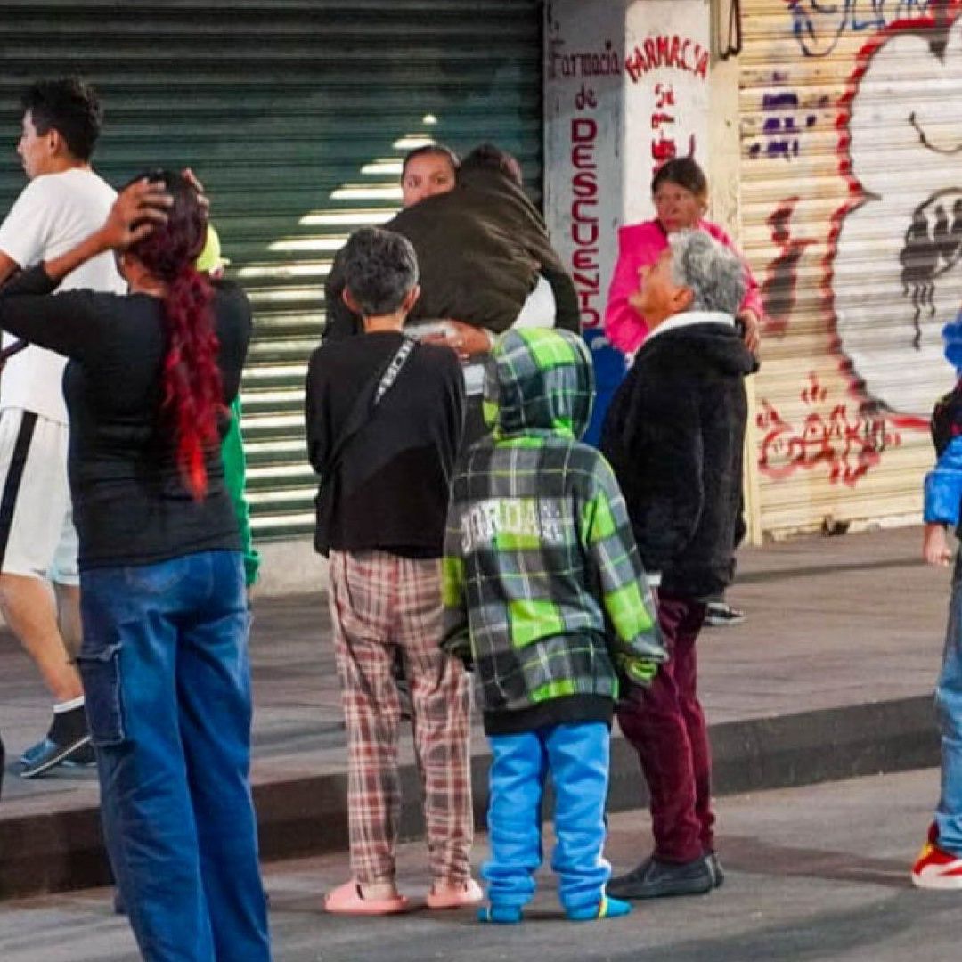 Personas sales a calles de la CDMX por temblor