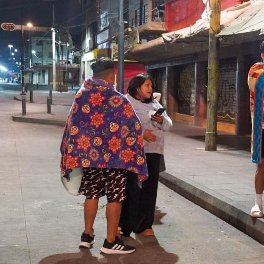 Personas sales a calles de la CDMX por sismo