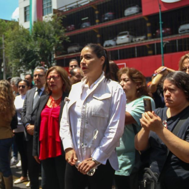 Trabajadores desalojan edificios por simulacro en CDMX