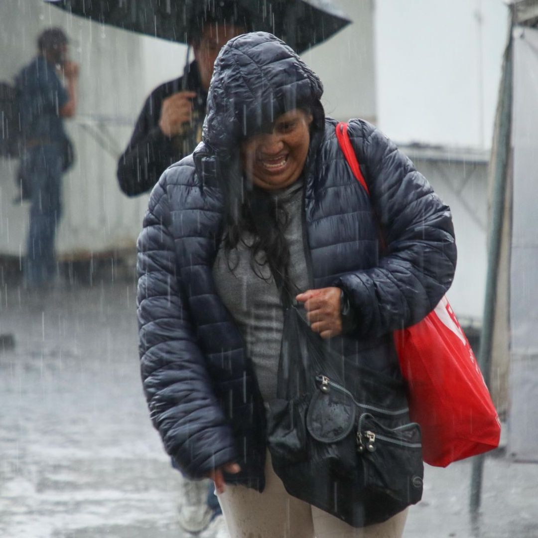 Los capitalinos se protegen durante las lluvias fuertes en CDMX