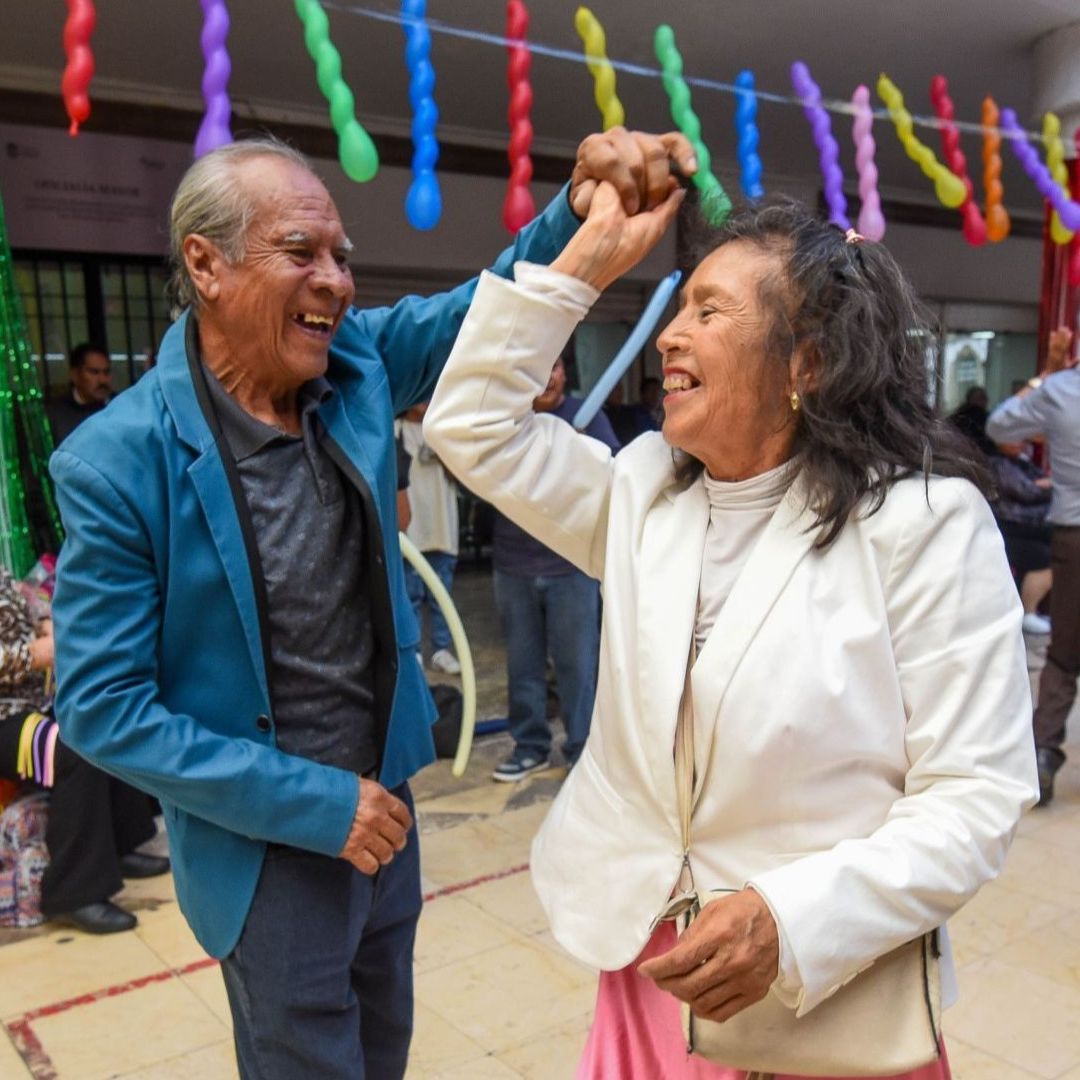Adultos mayores en la Concha Acústica de Toluca.