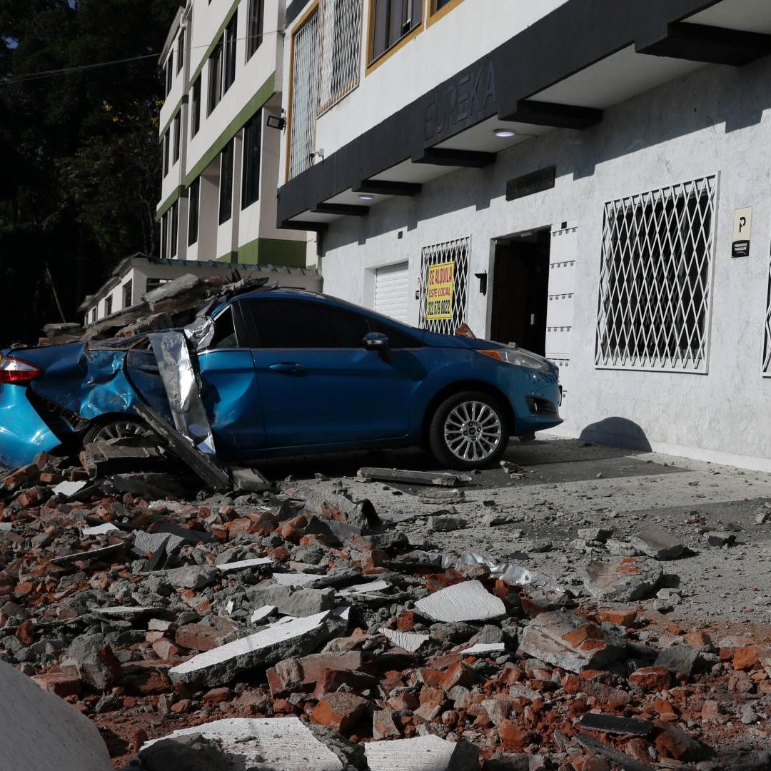 Un hombre carga a su perro tras el terremoto que azotó Colombia el 10 de agosto de 2026. Foto: AP