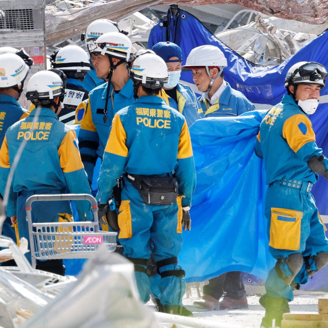 Elementos de rescate laboran en una zona afectada por el terremoto de 7.1 en la prefectura de Kumamoto, Japón