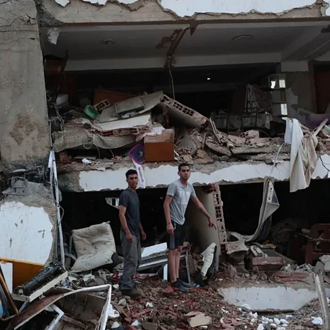 Residentes buscan entre los escombros de uno de los edificios que colapsaron por terremotos en Venezuela. Foto: EFE