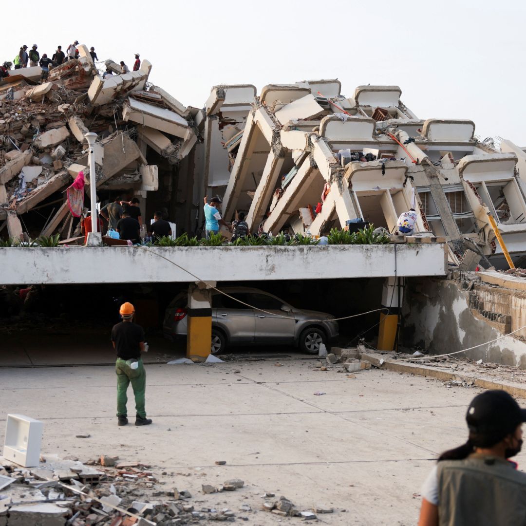 Daños en un inmueble en La Guaira, Venezuela, tras los dos sismos del miércoles 24 de junio