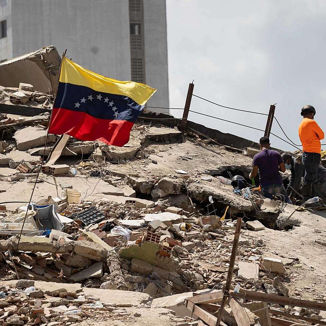 Labores de búsqueda entre escombros de un edificio en La Guaira, tras terremotos en Venezuela. Foto: EFE