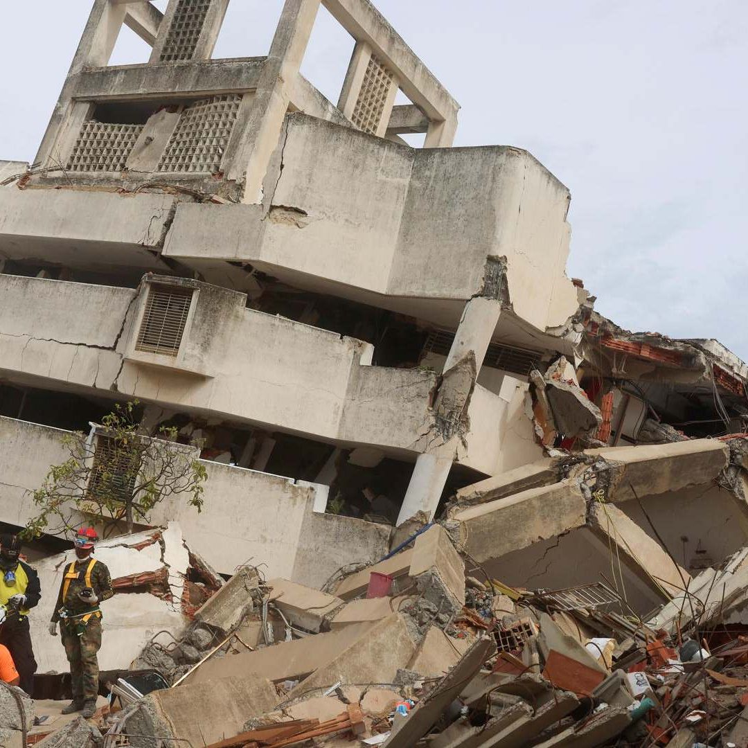 Rescatistas participan en la búsqueda del niño Fabio, quien permanece bajo un edificio derrumbado en Venezuela. Foto: EFE