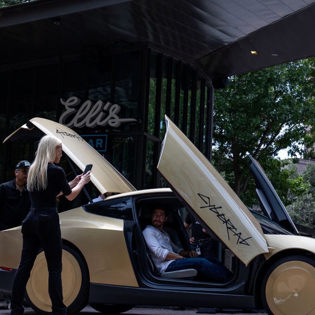 Tesla se Desploma tras Presentar su Cybercab, Robotaxi Sin Pedales, Volante y que No Transporta Niños