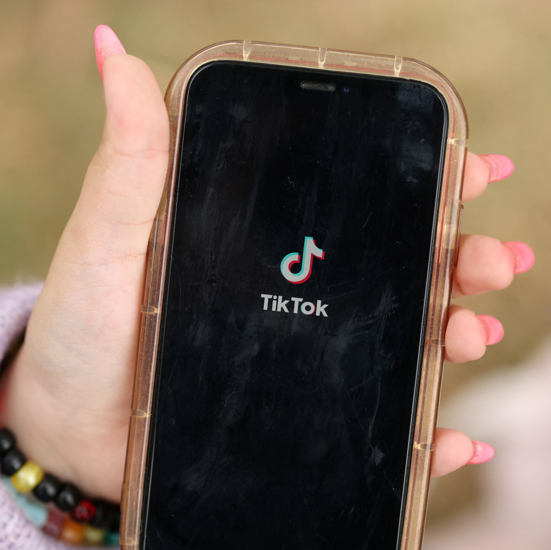 Mujer abre aplicación de TikTok